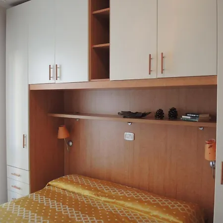 Renewed Flat In A Seafront Building With Pool 아파트 비비오네